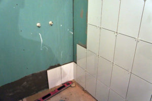 отделка стен плиткой и гипсокартоном внутри СИП-дома